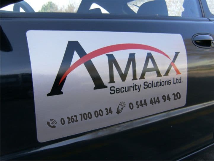 Araç kapısına uygulanan büyük boy reklam magneti
