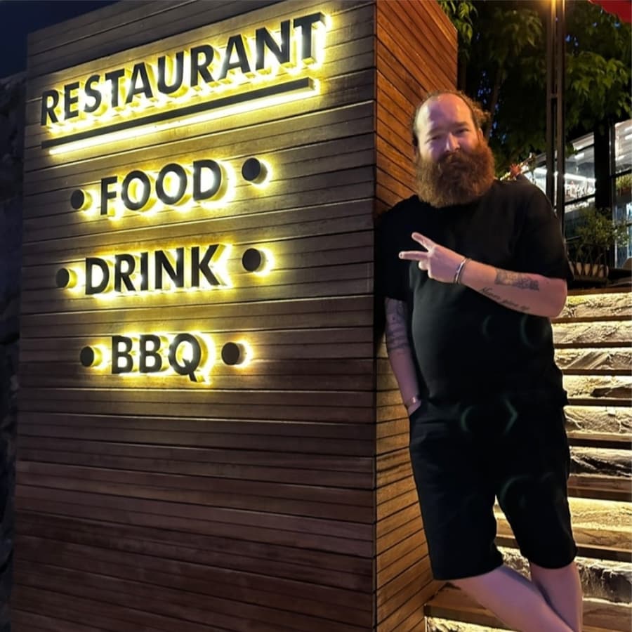 Restoran cephesinde ışıklı kutu harf marka logosu