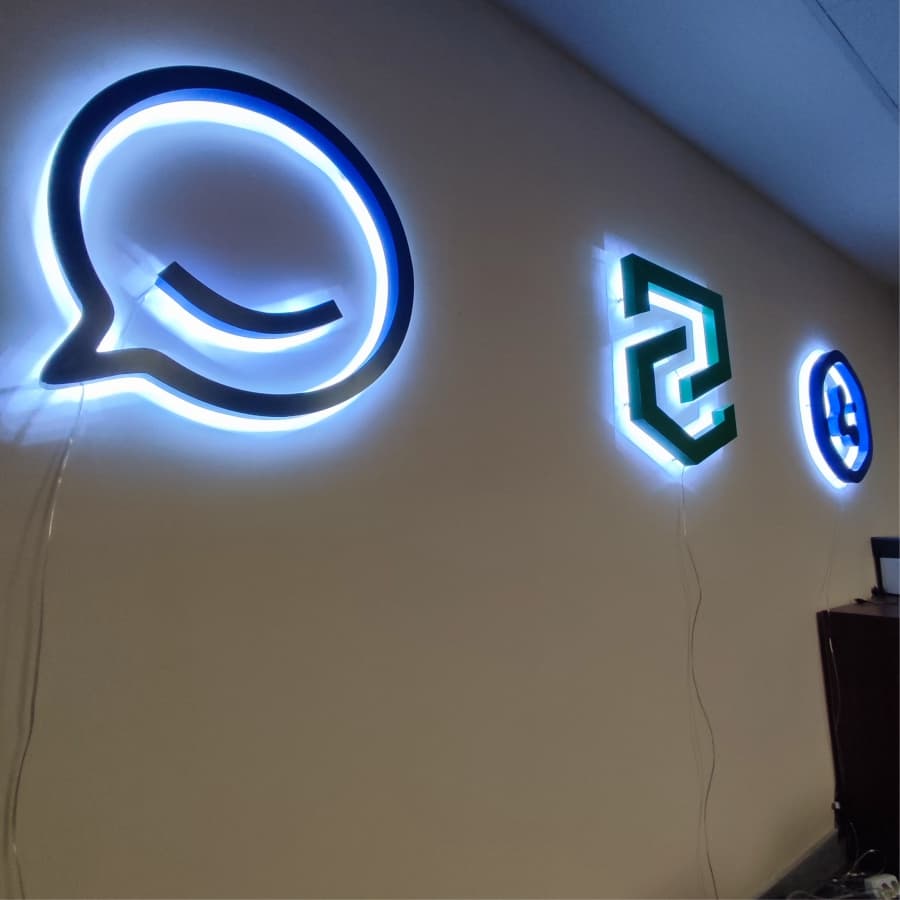 Ofis iç mekânında ışıklı kutu harf logo tabela