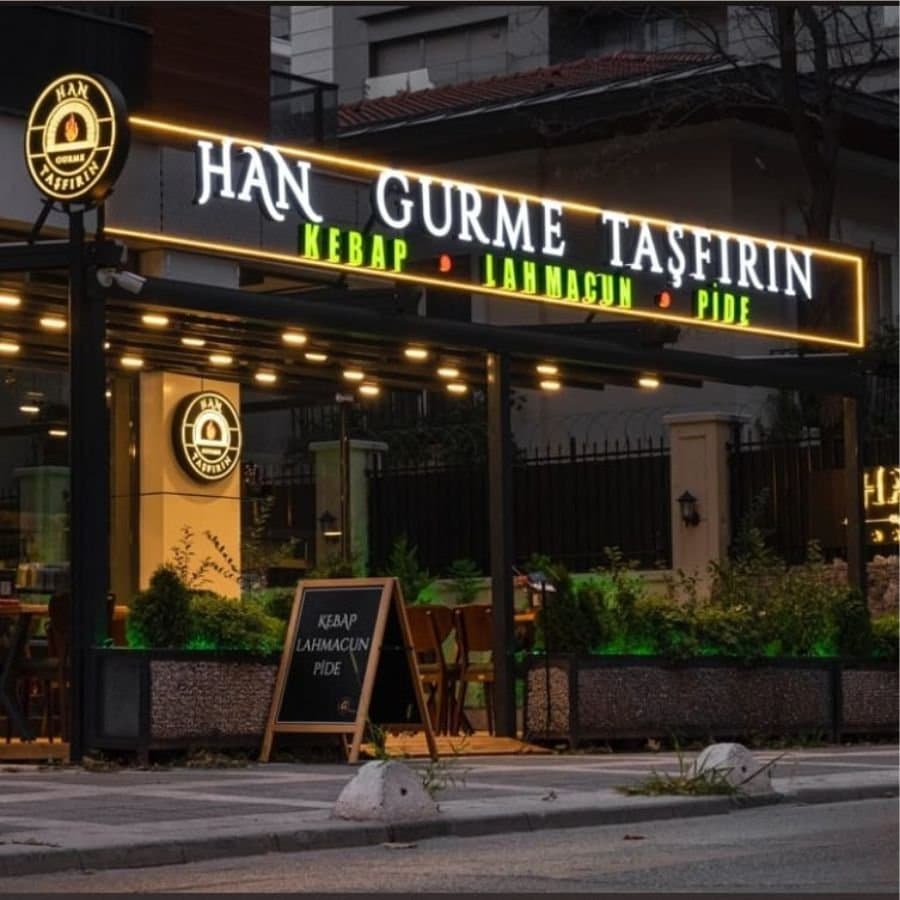 Restoran cephesinde ışıklı kutu harf tabela